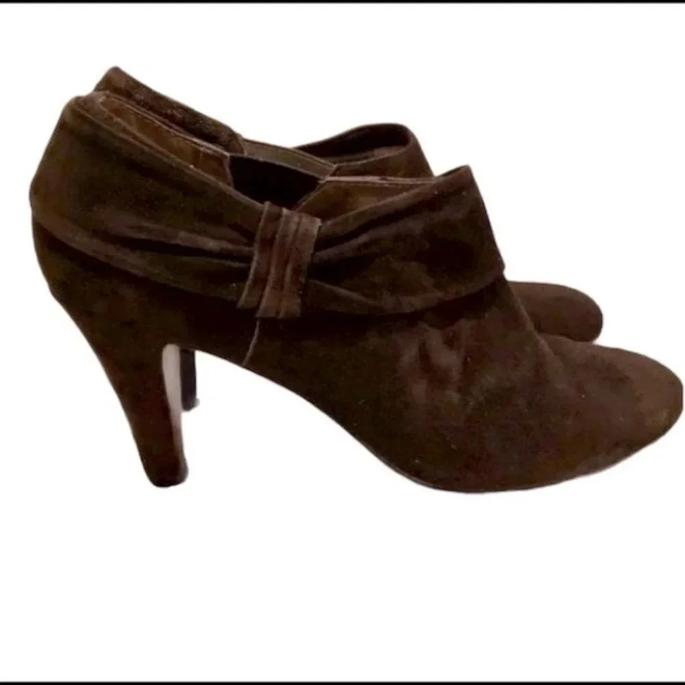 Tahari‎ Grant 7 1/2 black suede shoe boot